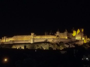 カルカソンヌ ホテル 夜景のお城が輝くレ·トワ·クロンヌ